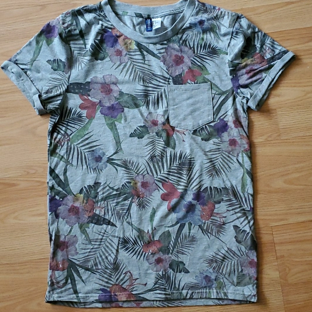 COPY - DIVIDED H&M shirt size small